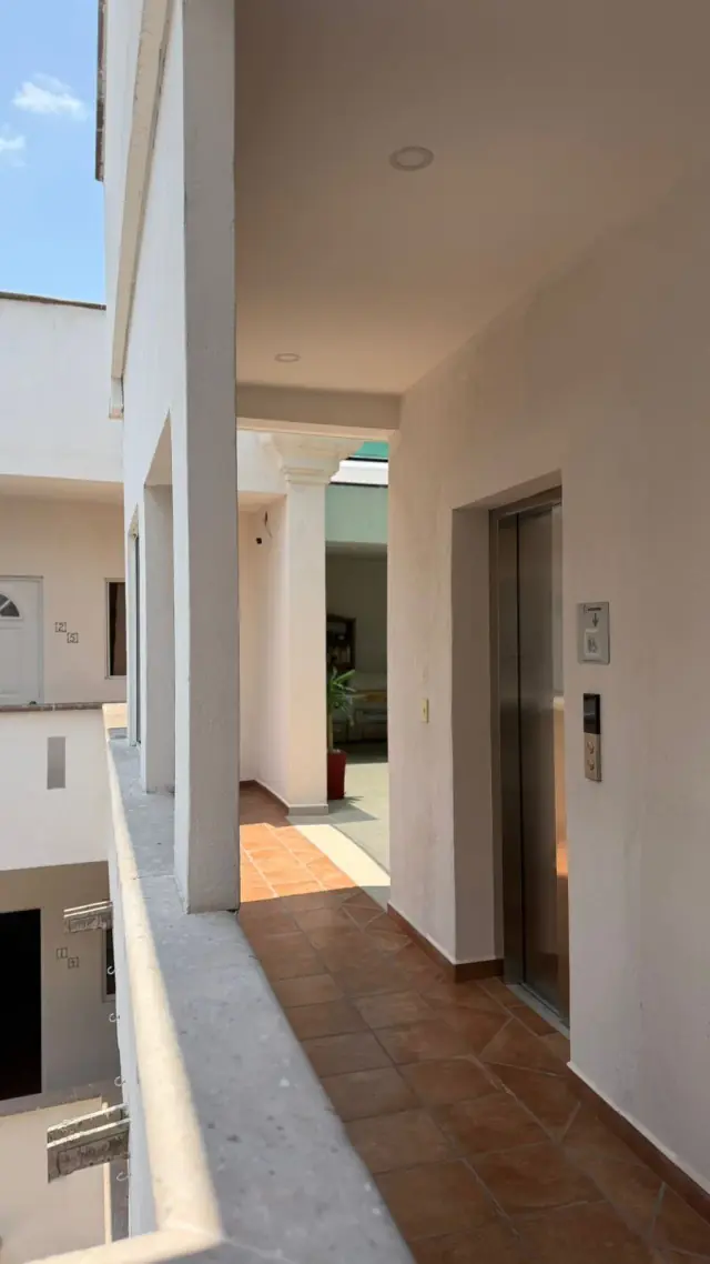 Elevador y pasillos amplios de la residencia