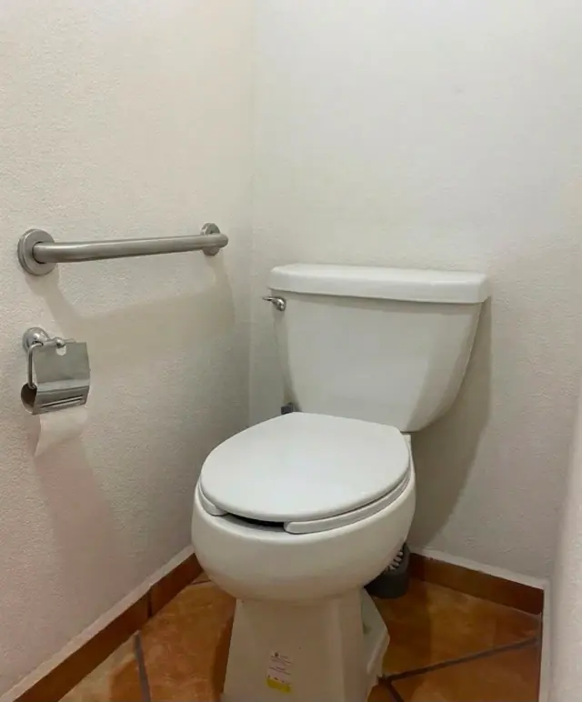 Baños limpios y accesibles de la residencia