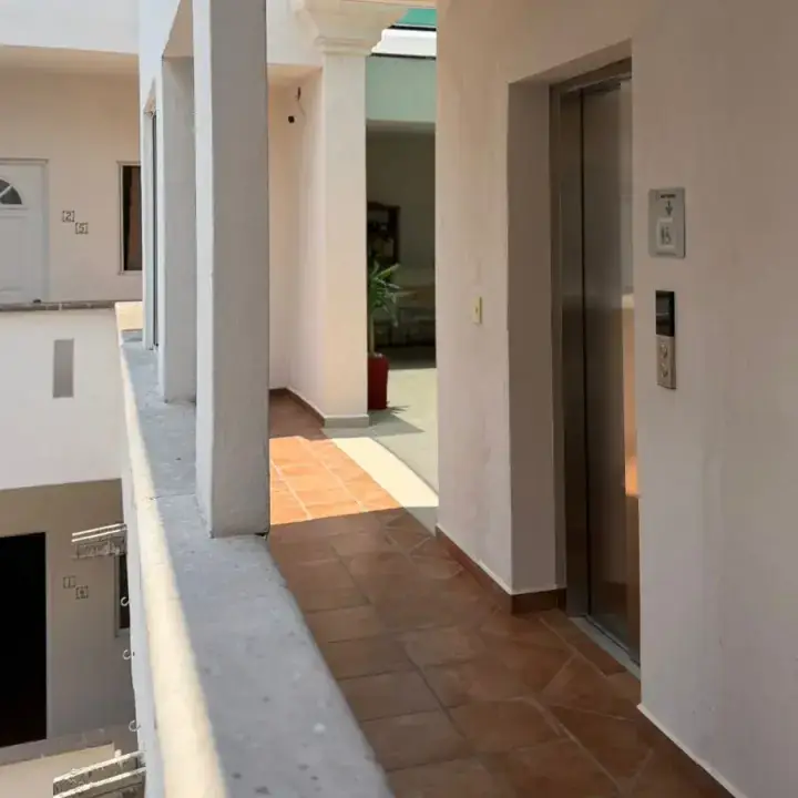 Elevador y pasillos amplios y accesibles en Villas Legado Senior Living