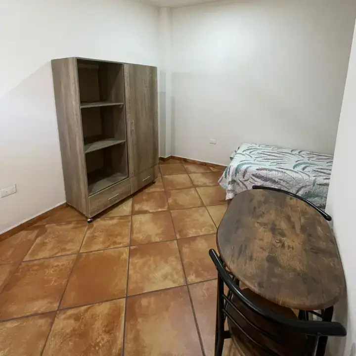Habitación con ropero y almacenamiento propio