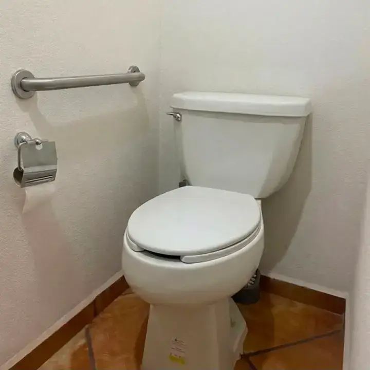 Baños limpios y accesibles para adultos mayores