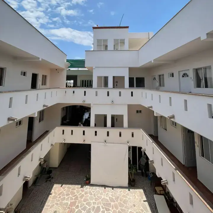Amplio patio central de la residencia